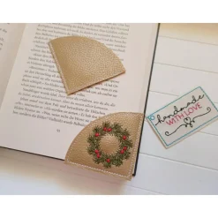 Hot Lesezeichen Weihnachts Kranz gestickt aus Kunstleder gold – Geschenkidee Weihnachten & Adventskalender Weihnachtsgeschenke