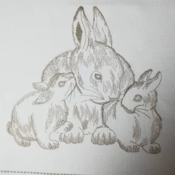Mitteltischdecke mit zarter, filigraner Stickerei Ostertischdeko