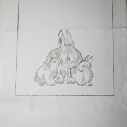 Mitteltischdecke mit zarter, filigraner Stickerei Ostertischdeko