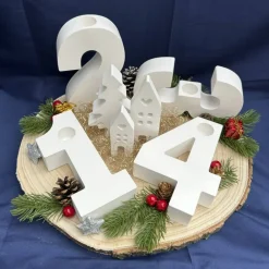 Hot Moderner Adventskranz aus Zahlen mit Häuschen & Stabkerzen – handgefertigte Winter- & Weihnachtsdeko Adventskränze