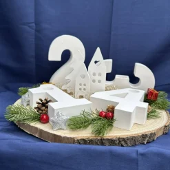 Hot Moderner Adventskranz aus Zahlen mit Häuschen & Stabkerzen – handgefertigte Winter- & Weihnachtsdeko Adventskränze