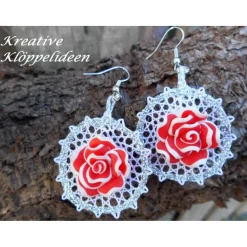 Ohrringe handgeklöppelt mit Rosen aus Polymer Clay Brautschmuck