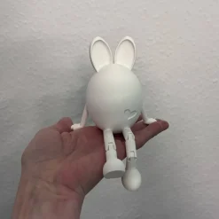 Osterdeko Hasen-Kantenhocker mit baumelnden Beinen aus dem 3D-Druck - Eine kleine Oster- und Frühlingsdeko zum sitzen Osterdeko