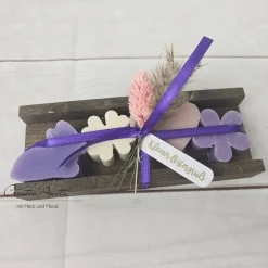 Online Ostergeschenk Schafmilchseifen in Holzverpackung Ostergruß Hase-Schmetterling lila-rosa Ostergeschenke