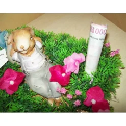 Sale Osterhase im Gras als Geschenkdekoration – Geldgeschenk Ostern – Ostereier Deko – Tischdeko Hase mit Wunschtext Ostertischdeko
