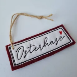 Hot "Osterhase"-Geschenkanhänger aus Filz in WEINROT, von Osterdeko