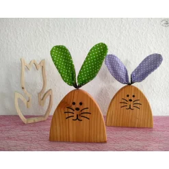 Osterhasen|Hübsches Aus Holz Osterhasen-Paar aus Douglasienholz mit grünen und fliederfarbenen Stoffohren (2er-Set)