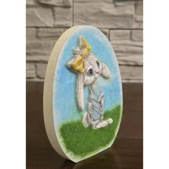 Best Ostern Dekoration - Osterhase aus Kaltporzellan auf Rasen - Osterei Osterdeko