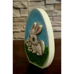 Best Ostern Dekoration - Osterhase aus Kaltporzellan auf Rasen - Osterei Osterdeko