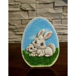 Best Ostern Dekoration - Osterhase aus Kaltporzellan auf Rasen - Osterei Osterdeko
