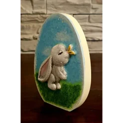 Best Ostern Dekoration - Osterhase aus Kaltporzellan auf Rasen - Osterei Osterdeko