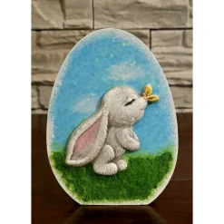 Best Ostern Dekoration - Osterhase aus Kaltporzellan auf Rasen - Osterei Osterdeko