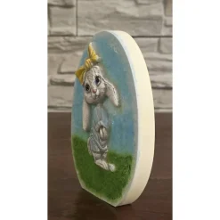 Best Ostern Dekoration - Osterhase aus Kaltporzellan auf Rasen - Osterei Osterdeko
