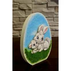 Best Ostern Dekoration - Osterhase aus Kaltporzellan auf Rasen - Osterei Osterdeko