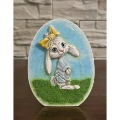 Best Ostern Dekoration - Osterhase aus Kaltporzellan auf Rasen - Osterei Osterdeko