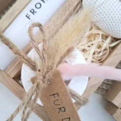 Ostergeschenke|Suanda Living Ostern Ostergeschenk Geschenkset Kerze Kerzenset Dekoherz Kerzenhalter rund Stabkerze Schriftzug Frohe Ostern Osterfest