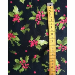 Sale Patchworkstoff Rote Iluxbeeren mit grünen Blättern auf schwarzem Hintergrund Maywood Studio Nr. 027 Weihnachtsstoffe