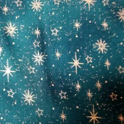 Hot Patchworkstoff Star Springle,  grüner Quiltstoff mit  goldenen Sterne, Tannenbäume und Schrift Weihnachtsstoffe