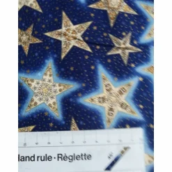 Weihnachtsstoffe|Design in Stoff Patchworkstoff Sterne mit hellblauem Rand auf blauem Hintergrund - Robert Kaufmann