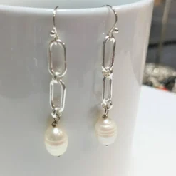 New Perlenohrringe Barockperlen weiß handgemacht an Gliederkette Tropfenohrringe modern Geschenk Brautschmuck