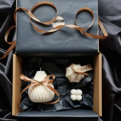 Weihnachtsgeschenke|exyna Personalisierbare Geschenkbox mit handgegossenen Sojawachskerzen – Minimalistisch