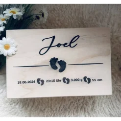 Best Personalisierte Erinnerungskiste für Babys mit Fußabdruck-Motiv, individuell gestaltet mit Name und Datum auf einer Holz Dekoration