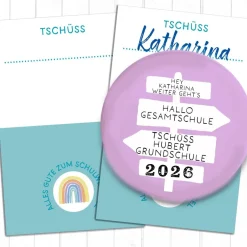 Einschulung|Galerie Charlotte Design Personalisierter Button Tschüss Grundschule 2026 | Wegweiser Motiv | 8 Farben | 38/59mm | Wunschtext