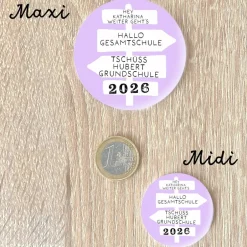Einschulung|Galerie Charlotte Design Personalisierter Button Tschüss Grundschule 2026 | Wegweiser Motiv | 8 Farben | 38/59mm | Wunschtext