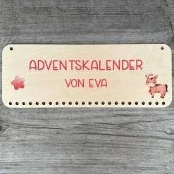 Personalisierter Holz-Adventskalender mit Pferd mit Weihnachtsmütze Adventskalender