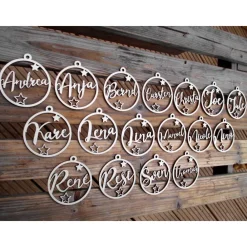 Hot Personalisierter Holz-Geschenkanhänger Kugel mit Name & Sternen – Exklusiver Christbaumschmuck Baumschmuck Personalisierbar