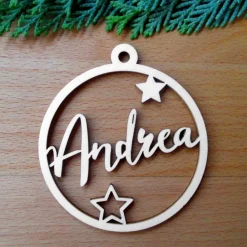 Hot Personalisierter Holz-Geschenkanhänger Kugel mit Name & Sternen – Exklusiver Christbaumschmuck Baumschmuck Personalisierbar