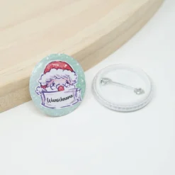 Geschenkeanhänger|Kreativschmalz Personalisierter Namensbutton Pin Weihnachtsmann | 32 mm | Namensanstecker Geschenke Party