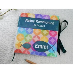 Best personalisiertes farbenfrohes Gästebuch zur Kommunion mit Fischen und Kreisen in Regenbogenfarben auch mit Gästefragen Geschenke