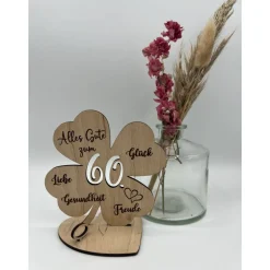 Online Personalisiertes Geldgeschenk Kleeblatt aus Holz zum 60. Geburtstag – Gravur & Herzfuß Geldgeschenke