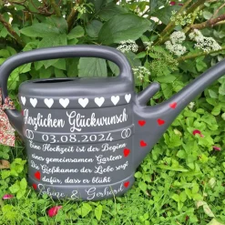 personalisiertes Hochzeitsgeschenk,10 Liter Gießkanne mit Spruch aus Vinylschrift verziert und mit Schleifendeko Hochzeitsgeschenke