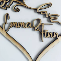 Hochzeitsdeko|Schneide-Werkstatt Personalisiertes Holzherz als Hochzeitsdekoration oder Geschenk zum Valentinstag, Herz mit Rose Love und Namen