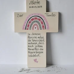 Outlet Personalisiertes Holzkreuz mit Regenbogen – Taufkreuz für Mädchen – Handbemaltes Taufgeschenk zur Taufe, Geburt & Kommunion Geschenke