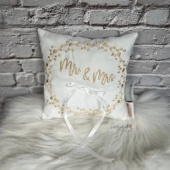 Discount Ringkissen mit Stickerei Mr & Mrs I weißes Ringträgerkissen bestickt I Trägerkissen aus Satin für Eheringe  Kissen Ringe Ringkissen