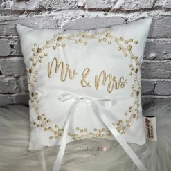 Discount Ringkissen mit Stickerei Mr & Mrs I weißes Ringträgerkissen bestickt I Trägerkissen aus Satin für Eheringe  Kissen Ringe Ringkissen