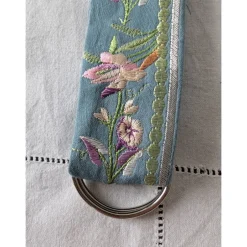 Trachtenschmuck|Handmade by Helena Rockheber aus blaugrauem Baumwollsatin mit silberner Blütenstickerei – Skirtlifter für Rock & Kleid