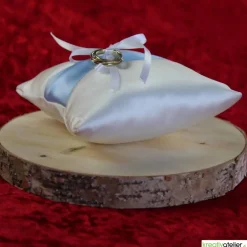 Ringkissen|Kreativatelier A & V Romantisches Ringkissen aus weißem Satin mit stilvollem hellblauem Satinband und hübscher weißer Schleife