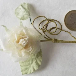 Geschenkverpackungen|Perlen Steine Zubehör Rose, cremefarben als Deko auf einer Geschenkverpackung