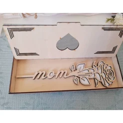 Online Rosenbox aus Holz mit Silberglitzer und "Mom"-Schriftzug – 27x9,5x2,5 cm, inklusive 26 cm langer Holzrose Geschenkverpackungen