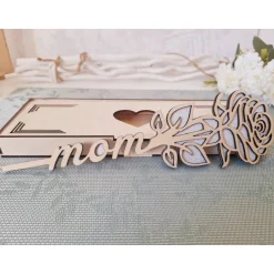 Online Rosenbox aus Holz mit Silberglitzer und "Mom"-Schriftzug – 27x9,5x2,5 cm, inklusive 26 cm langer Holzrose Geschenkverpackungen