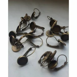 Weihnachtsaccessoires|Die Schmuckkiste rote Schleife Ohrringe und Ringe Cabochonschmuck verschiedene Fassungen mit weißen o schwarzen Hintergrund
