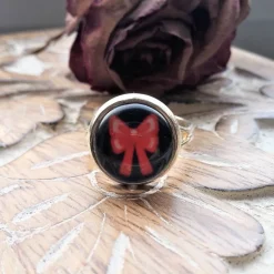 Weihnachtsaccessoires|Die Schmuckkiste rote Schleife Ohrringe und Ringe Cabochonschmuck verschiedene Fassungen mit weißen o schwarzen Hintergrund