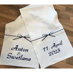 Hochzeitsdeko|Tanjas Kreativzentrum Ruschnik Brottuch zur Hochzeit mit Namen in Dunkelbalu bestickt