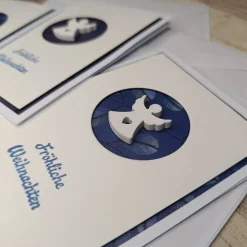 Weihnachtskarten|Peggys Kreativecke Schlichte Weihnachtskarten Engel in Weiß Blau mit Holzengel & Spruch