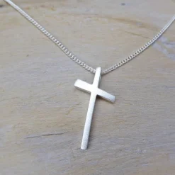 Schlichtes Kreuz  "Silanus" Silber 925 mit Lederband oder Kette, puristisches Silberkreuz zur Kommunion, Konfirmation Schmuck