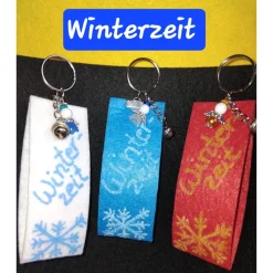Weihnachtsaccessoires|Danielas Glückswolke Schlüsselanhänger aus Filz mit Engelchen & Glöckchen – Winterzeit, personalisierbar, handmade